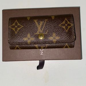 Authentic almost brand New Lous Vuitton 4 keys holder